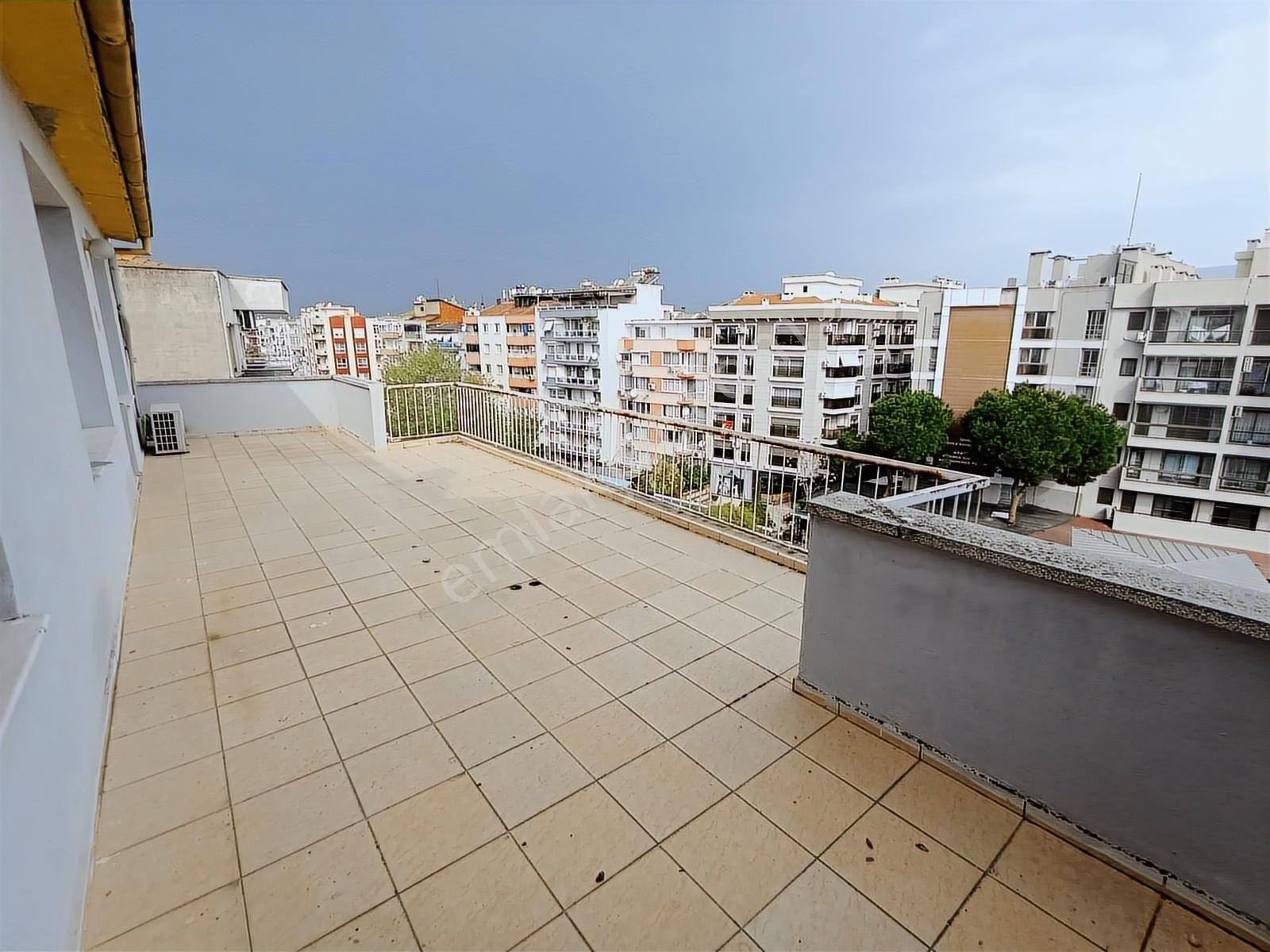 Karşıyaka Sevgi Yoluna Cephe Büyük Teraslı 3+1 Fırsat Daire E-44 - Görsel 2