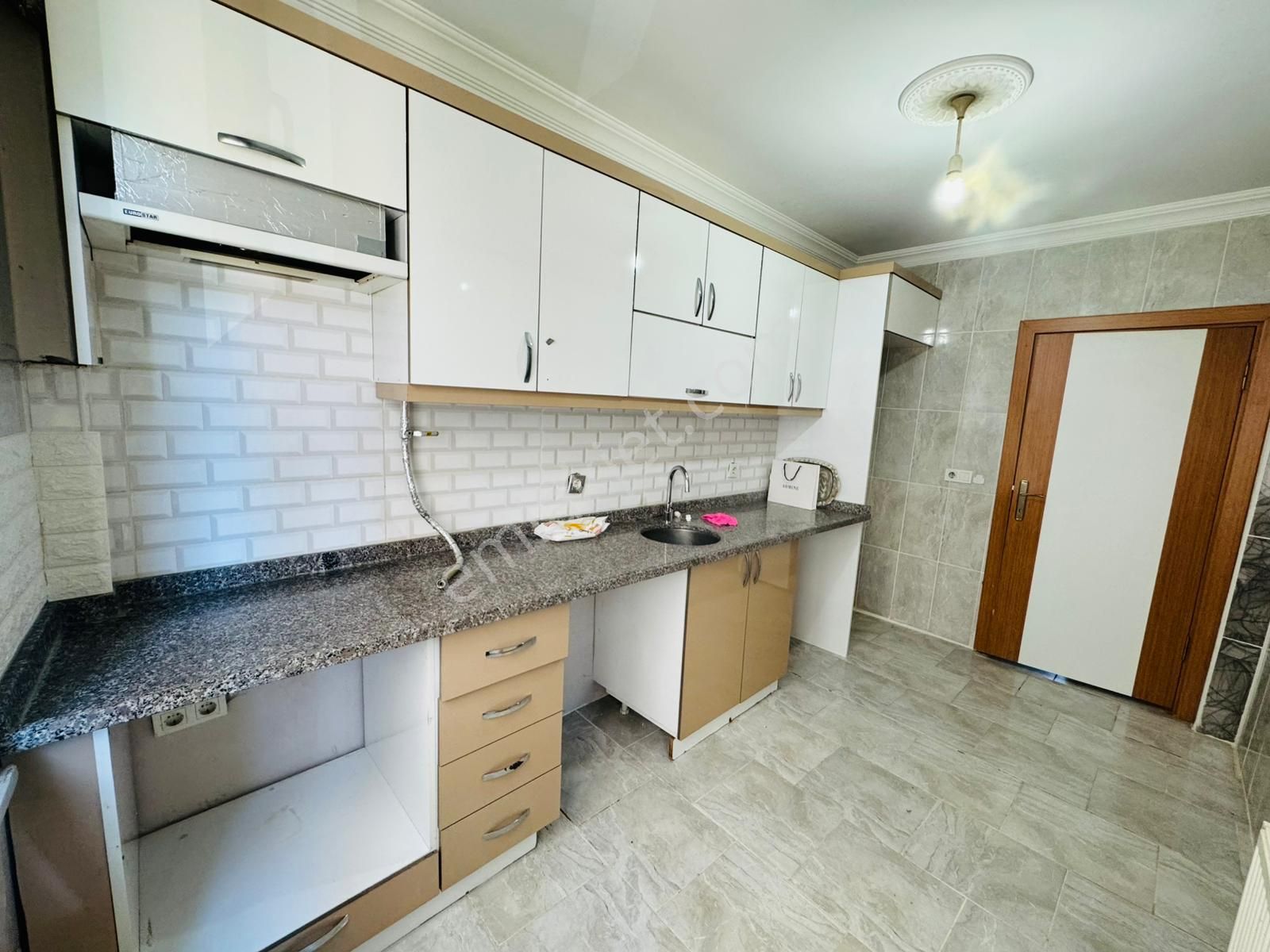 Merpa Gayrimenkul'den İstasyon Mah'de Lemar Arkasında Kiralık 2+1