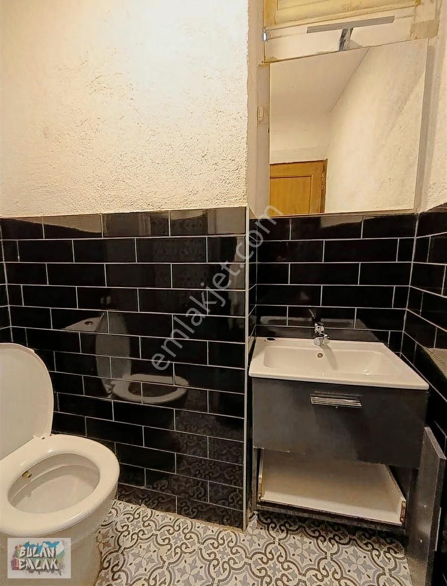 Bulan'dan Ortaköy Caddeye Yakın 2 Katlı Binada Full Eşyalı 1+1 - Görsel 16