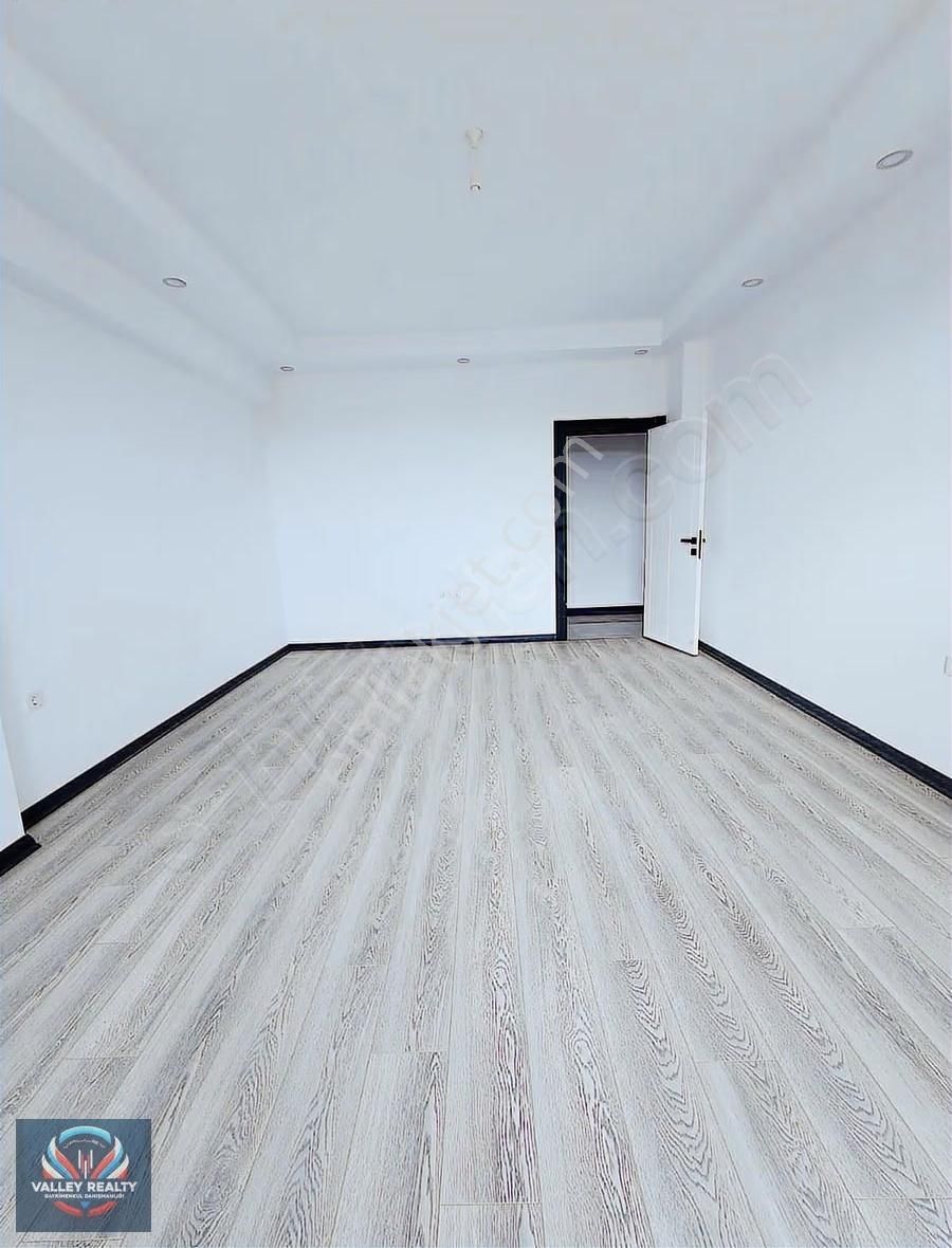 Valleyden Hürriyet Mah,havuz Cepheli Site İçinde 2+1 Lüks Daire - Görsel 2