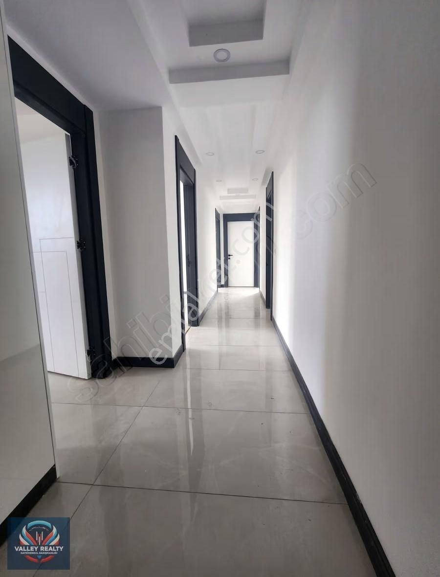Valleyden Hürriyet Mah,havuz Cepheli Site İçinde 2+1 Lüks Daire - Görsel 5