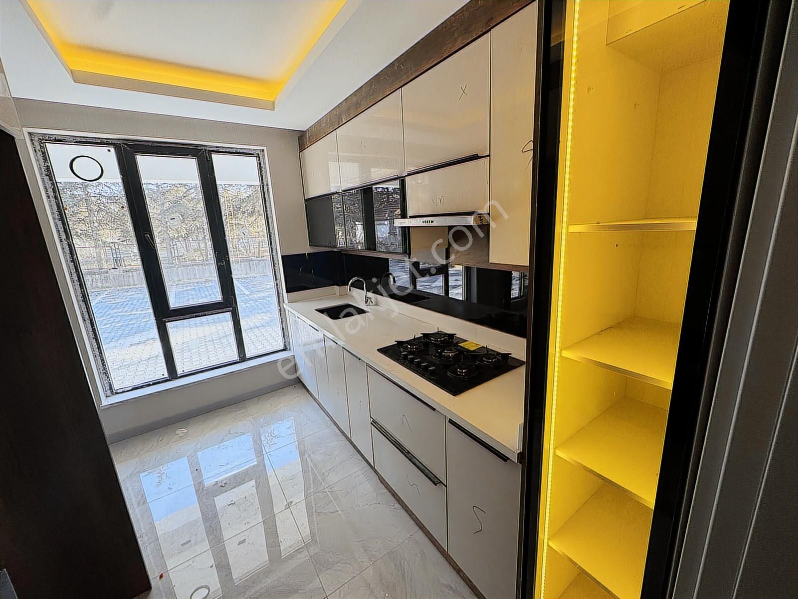 Ulukan'dan Atatürk Mah'de Merkeze Yakın Sıfır Binada 3+1 Daire !