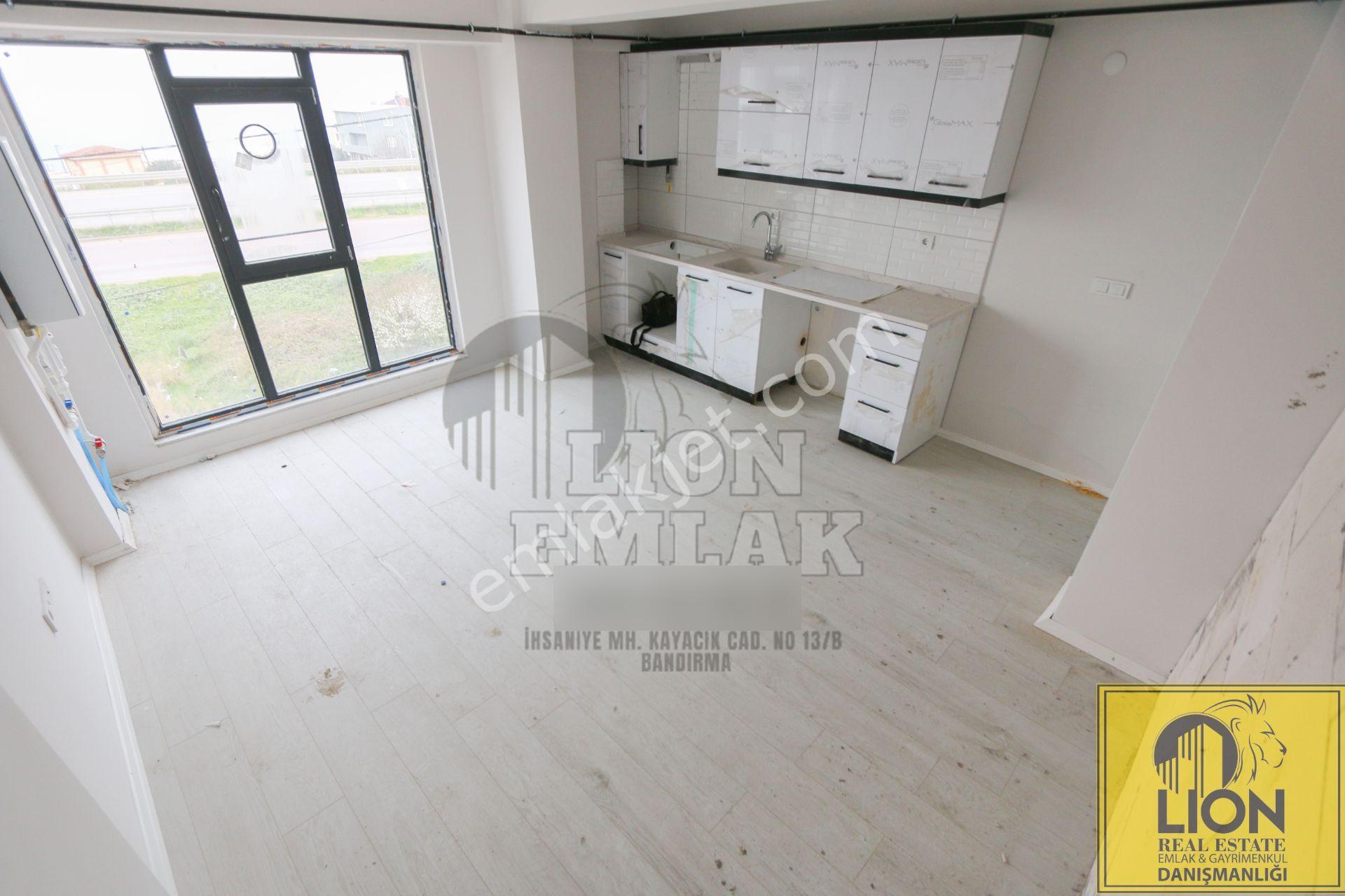Lıon Emlak'tan Ayyıldız'da Deniz Manzaralı Arakat Açık Mutfaklı Kiralık 2+1 Daire