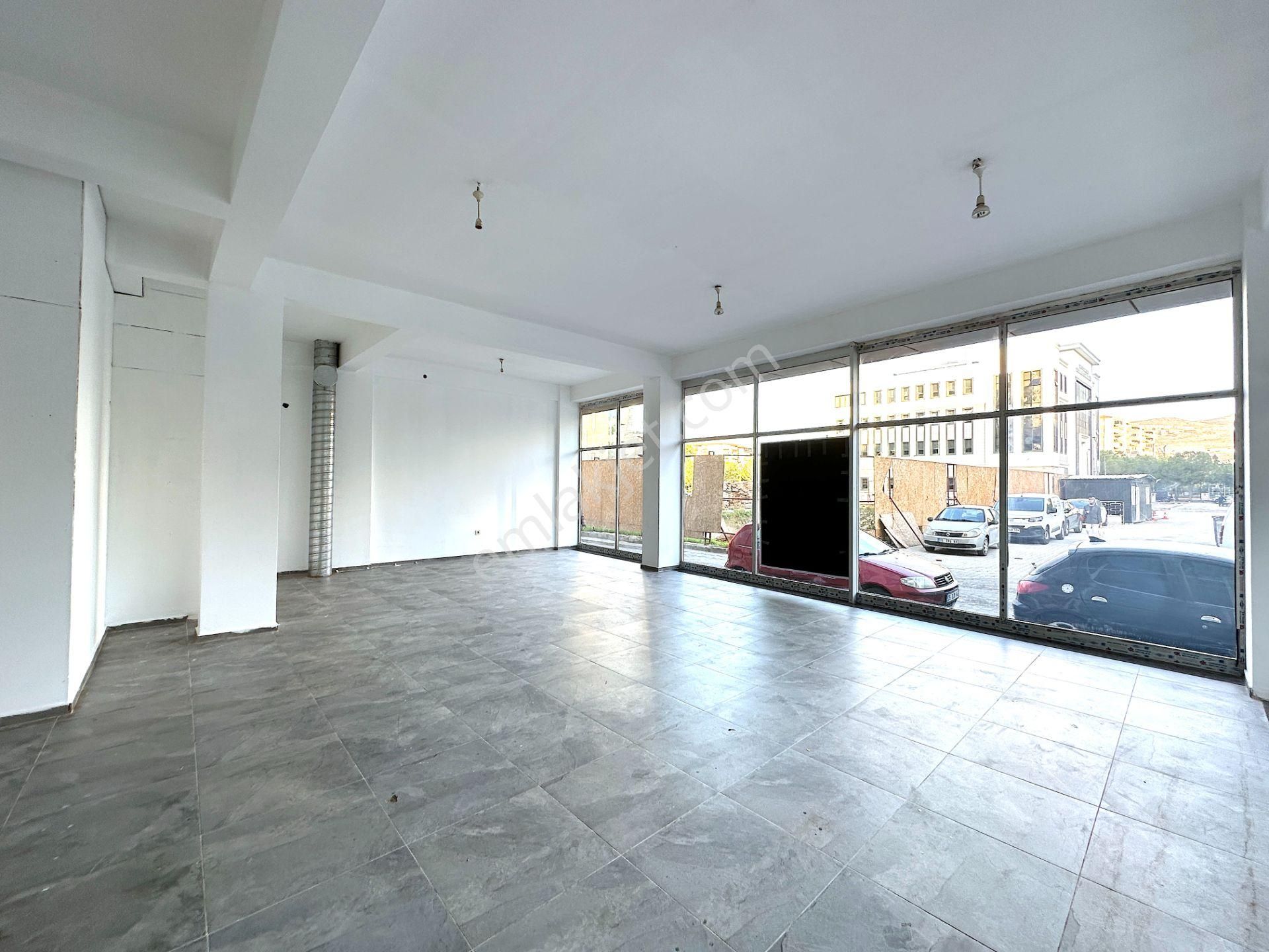 Bayraklı Plazalar Bölgesi Köşe Bodrumlu Kiralık Bacalı Dükkan - Görsel 14