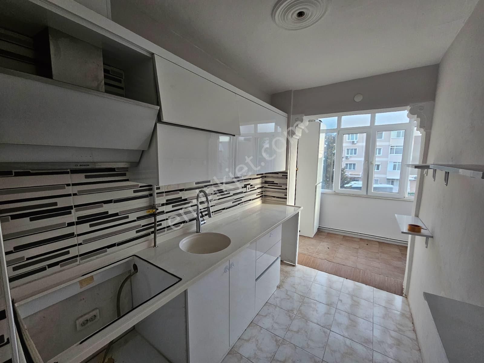 İzkent Cumhuriyet Mah Cadde Üzeri ,bakımlı Doğalgazlı 2+1 Arakat