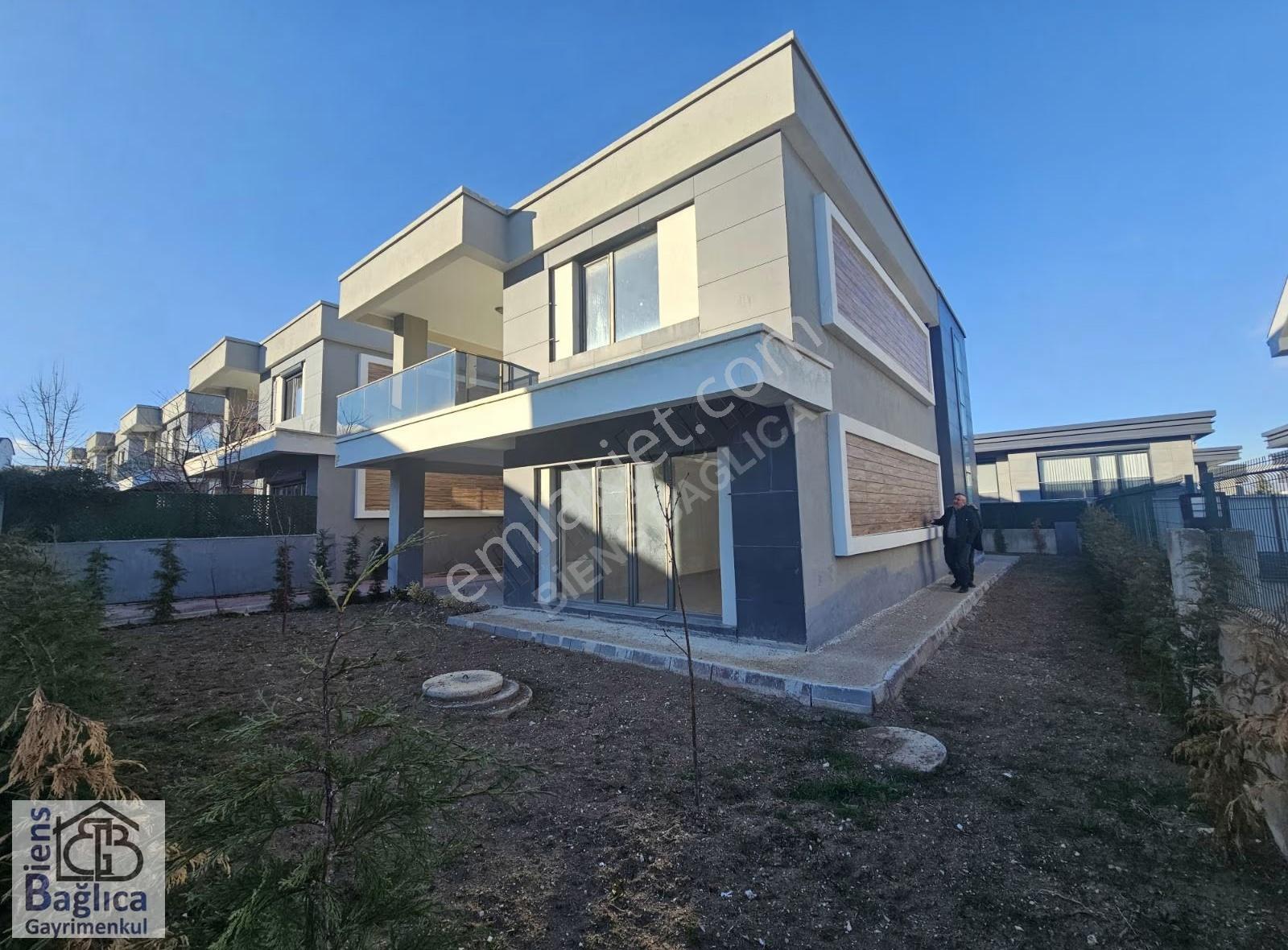 Geniş Bahçeli Güvenlikli Kapalı Otoparklı Villa Sitesi