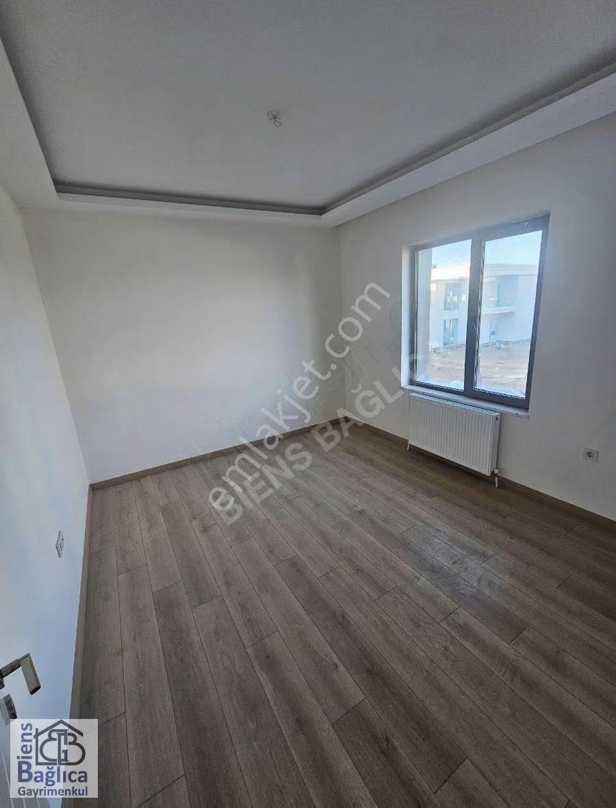Geniş Bahçeli Güvenlikli Kapalı Otoparklı Villa Sitesi - Görsel 6