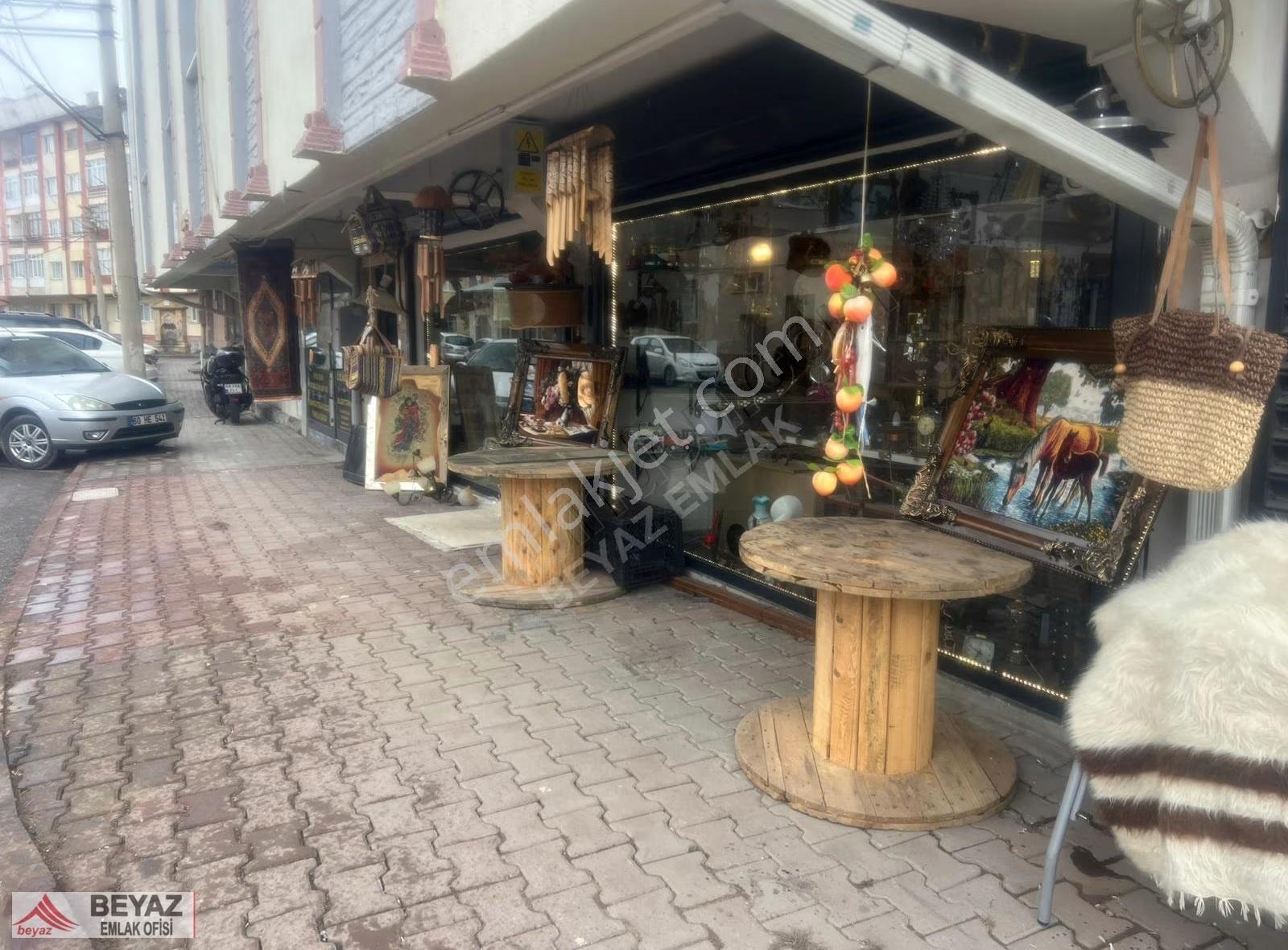 Beyaz Emlak'tan Aksu Mevki Satılık Dükkan