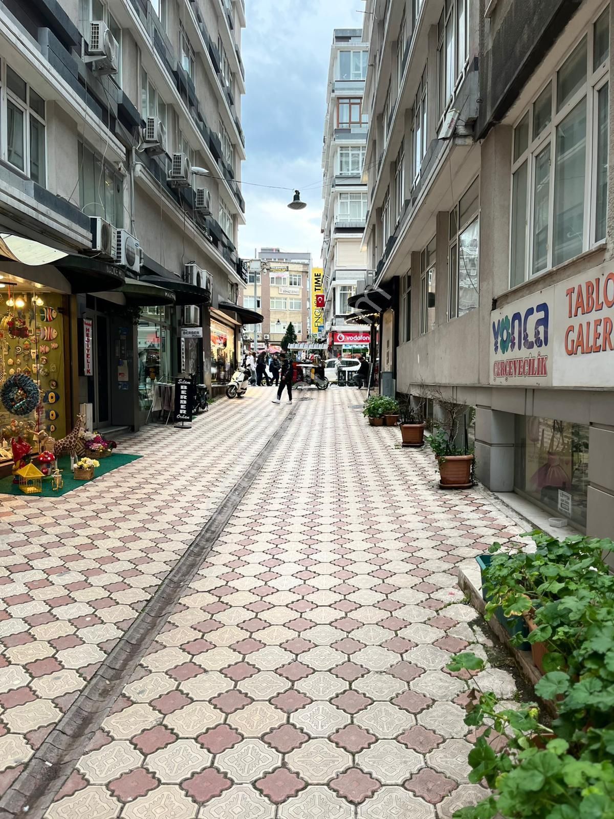Ciftlik Caddesi Uzerinde İci Temiz Satılık Daire - Görsel 16