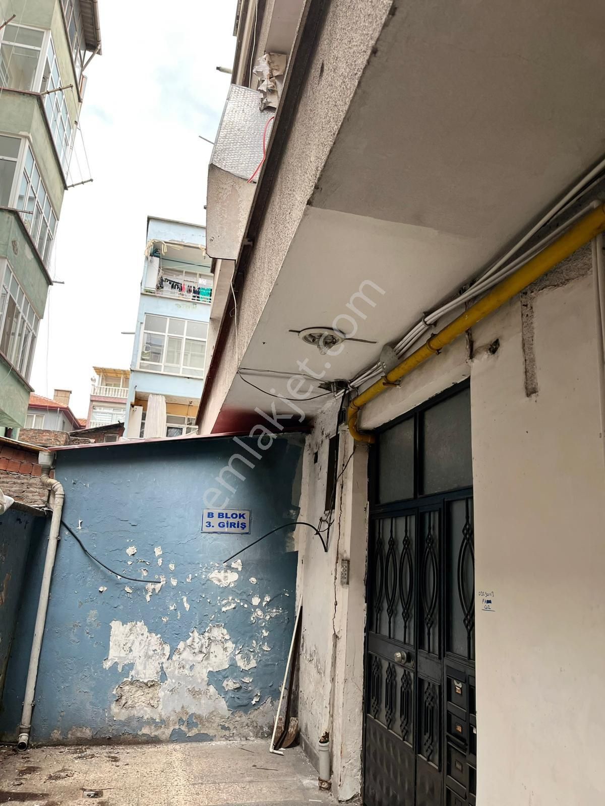 Ciftlik Caddesi Uzerinde İci Temiz Satılık Daire - Görsel 14