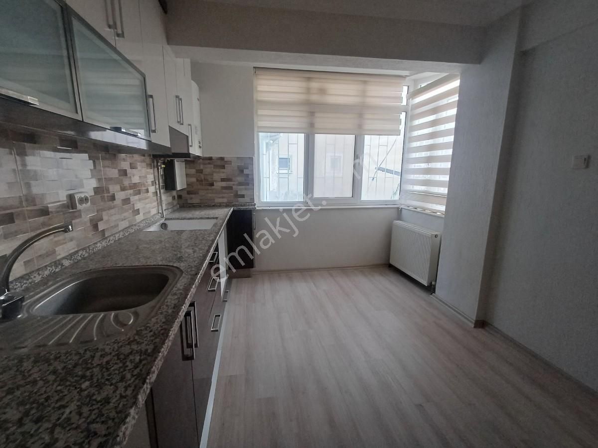 Bornovada Seçkin Aileler İçin 3+1 Ferah Kiralık Daire - Görsel 8
