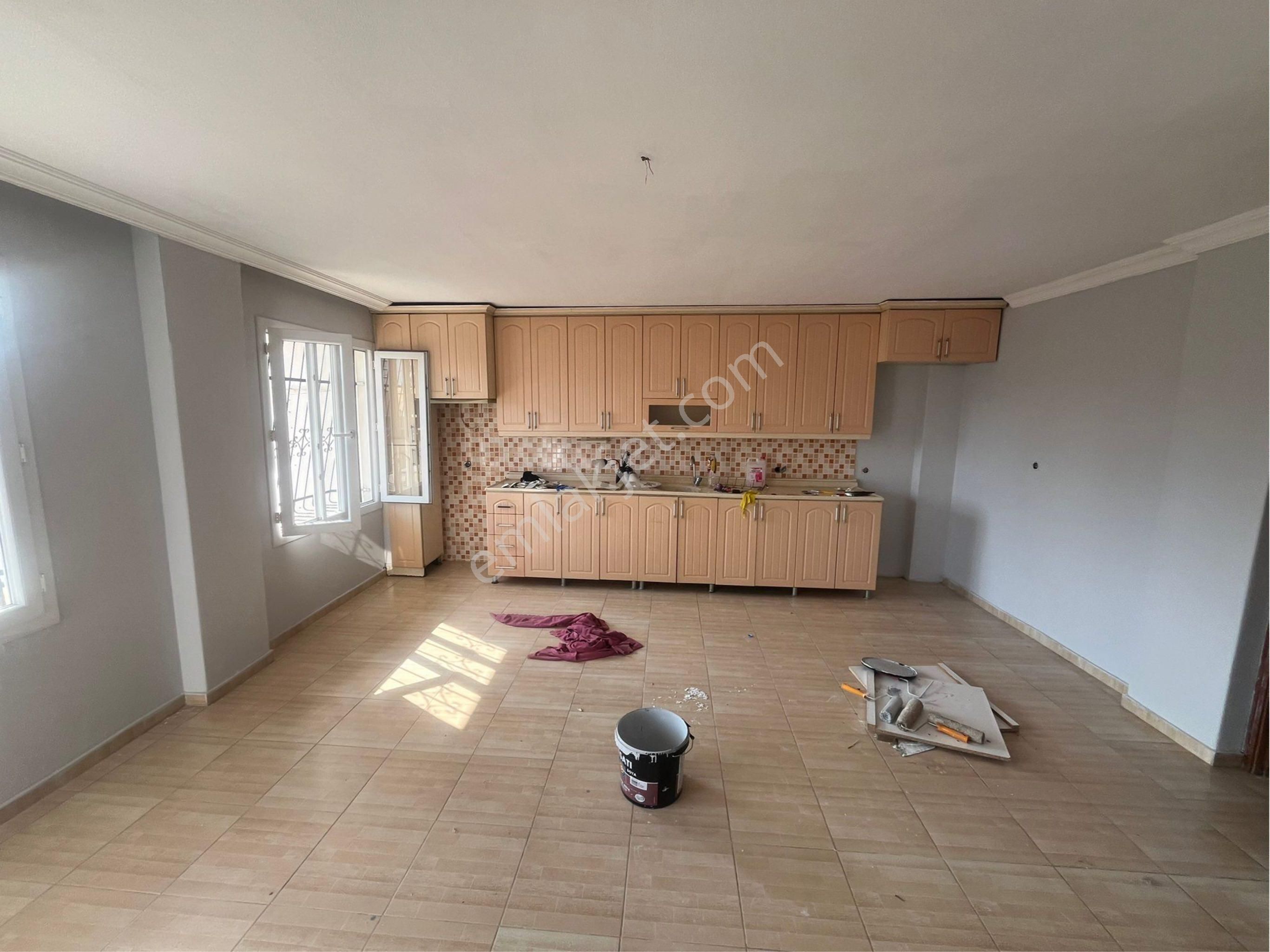 Yüzüncüyılda Geniş Oturumlu Merkezi Konum Boyalı Temiz Daire