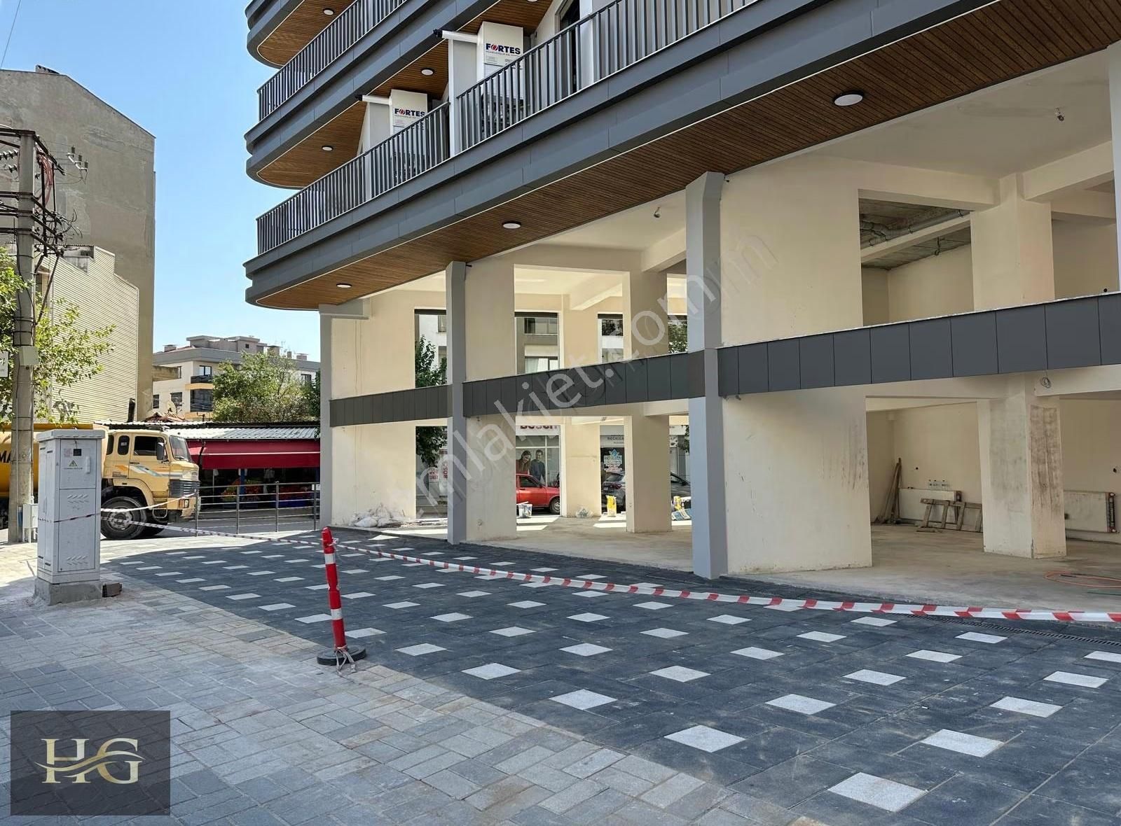 Bergama Merkezde Kurumsal Firma İçin Kiralık Köşe Dükkan - Görsel 2