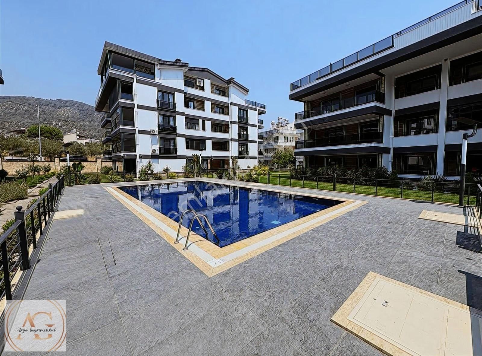 Altınoluk'ta Denize 50m, Havuzlu, Manzaralı 2+1 Satılık Daire