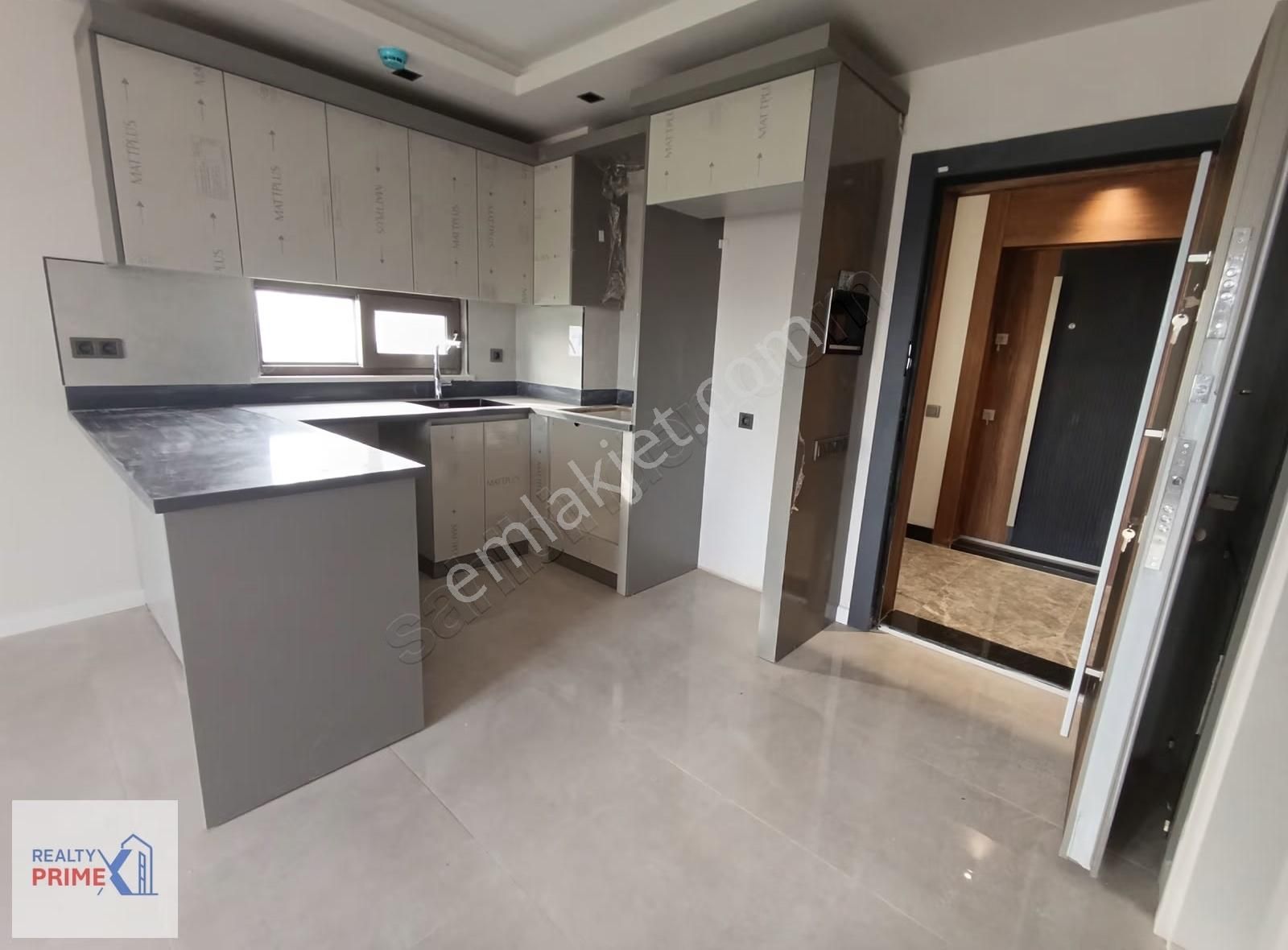 Göksu Mahallesinde Havuzlu Site İçerisinde 1+1 Kiralık Daire - Görsel 2