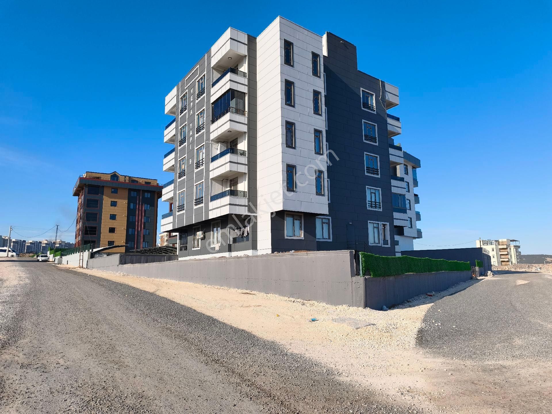 Bayram Şekeri Acilde Batıkentte Satılık 2+1 Daşre Daire 1 Yaşında 2 Bloklu Site İçinde - Görsel 3