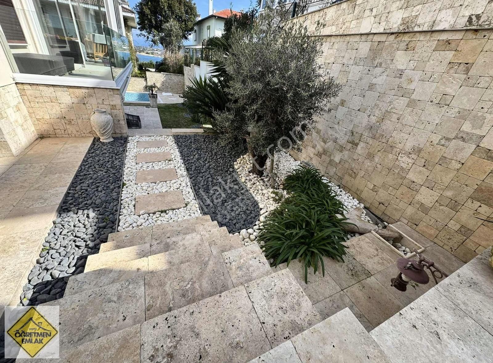 Çeşme Dalyan Deniz Manzaralı,müstakil Havuzlu,tripleks Villa - Görsel 15