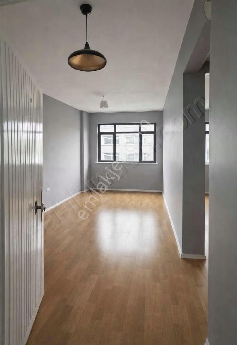 Bayrampaşa Orta Mahalle 1+1 Kiralık Daire ! 25.000 Tl