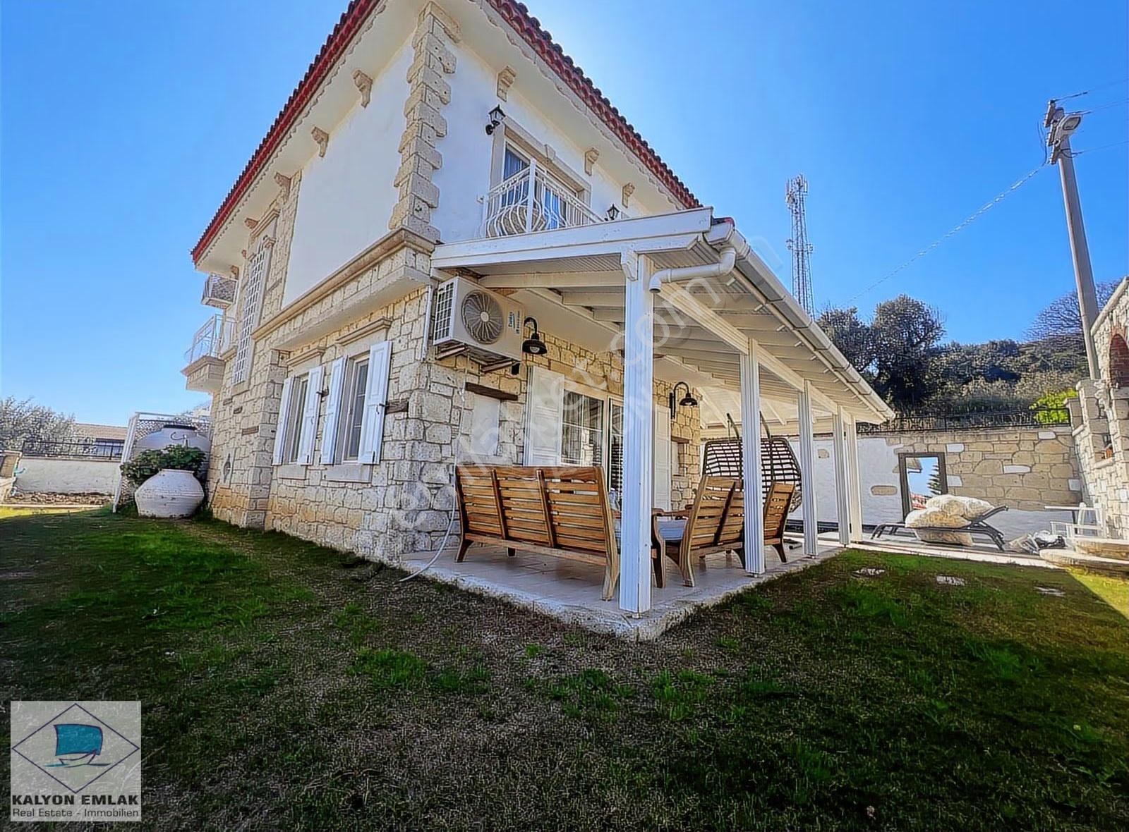 Alaçatı Merkezde Kiralık Lüks Havuzlu Villa