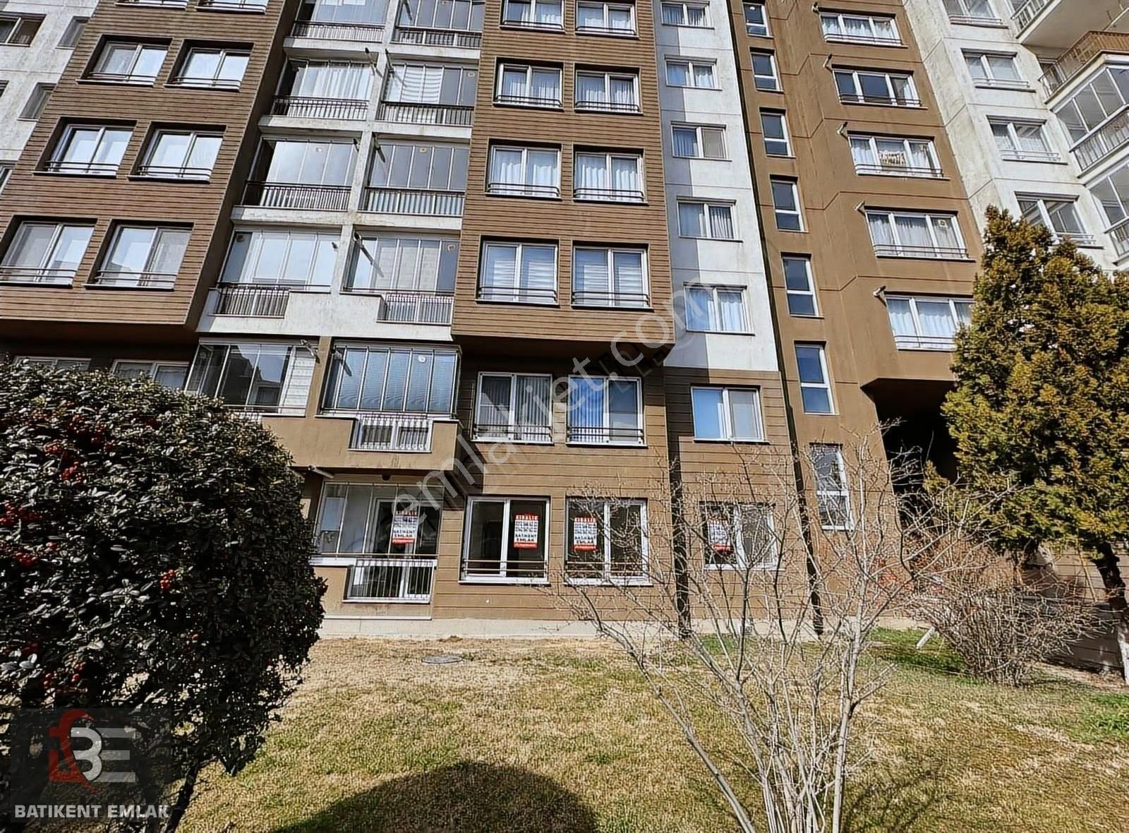 Batıkent Emlak'tan Canlı Güvenlikli Sitede Giriş Kat Daire