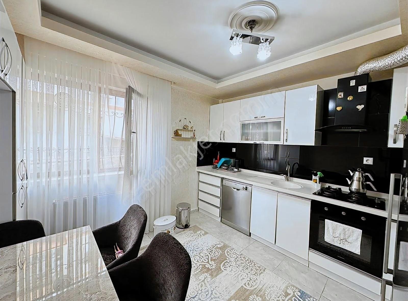 Atapark Cadde Dibi Merkezi Konumlu Giyinme Odalı Ful Yapılı 4+1 - Görsel 30