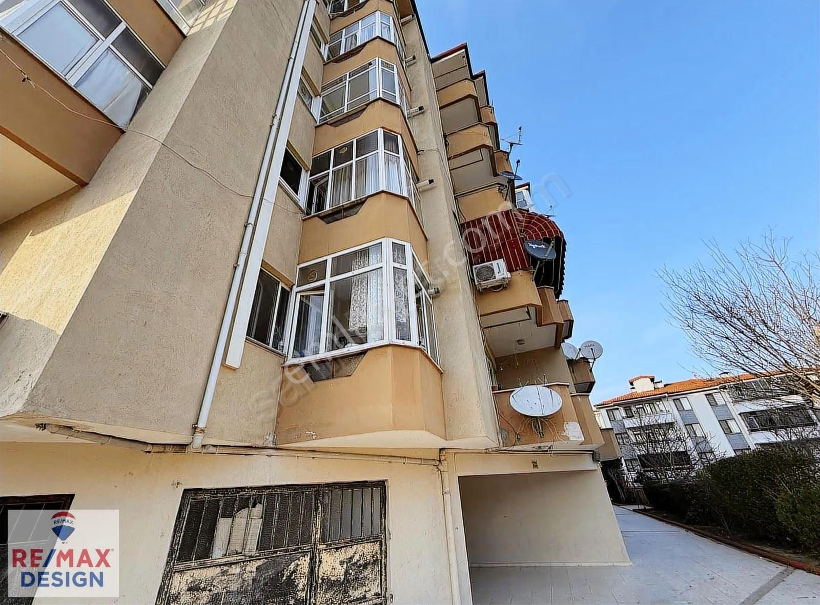Erenler Dilmen Mah. Akyüz Evler 3+1 Satılık Daire Remax Desıgn