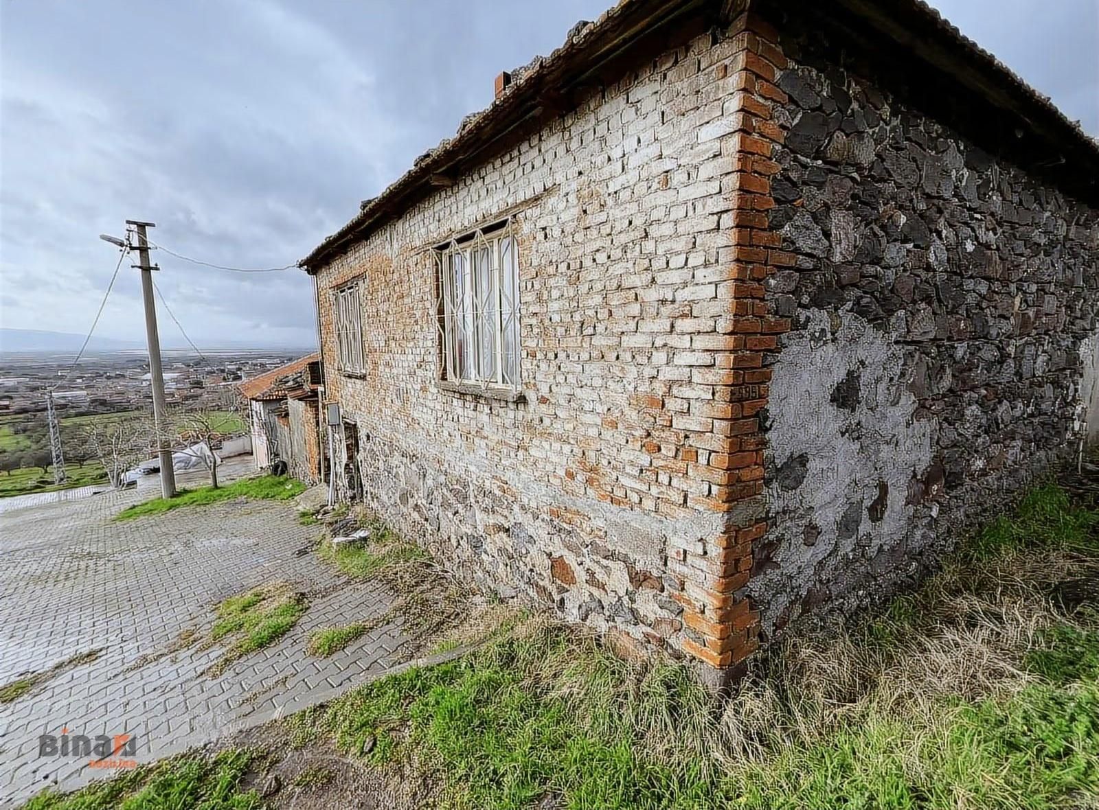 Göçbeyli'de Satılık 2 Haneli Köy Evi Ve Arsası