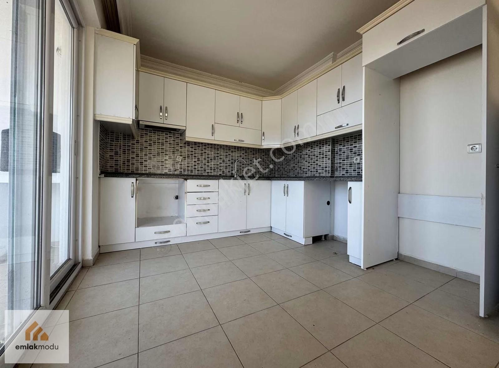 Patlangıç Mahallesi'nde Deniz Manzaralı Satılık 6+2 Daire