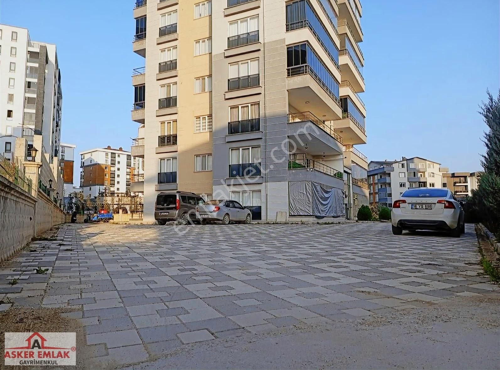 Asker Emlak Hasanağa Sıte İçerisinde 3+1 M2 140