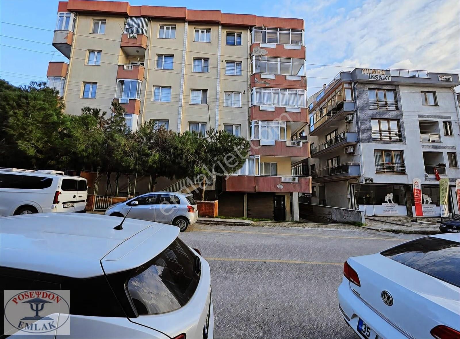 Cevatpaşa'da Cadde Üzerinde Satılık 3+1 Daire