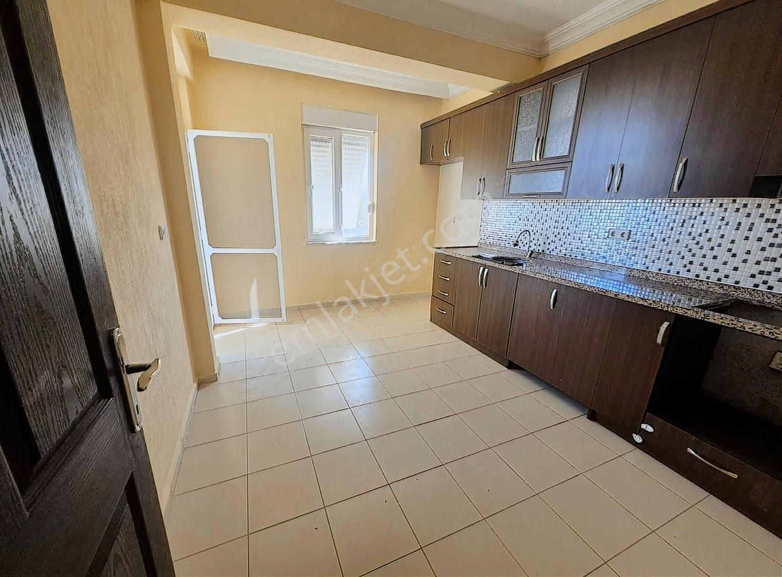 Öz Yıldız Emlaktan Hatıplar Mahallesinde 3+1 Geniş Kiralık Daire