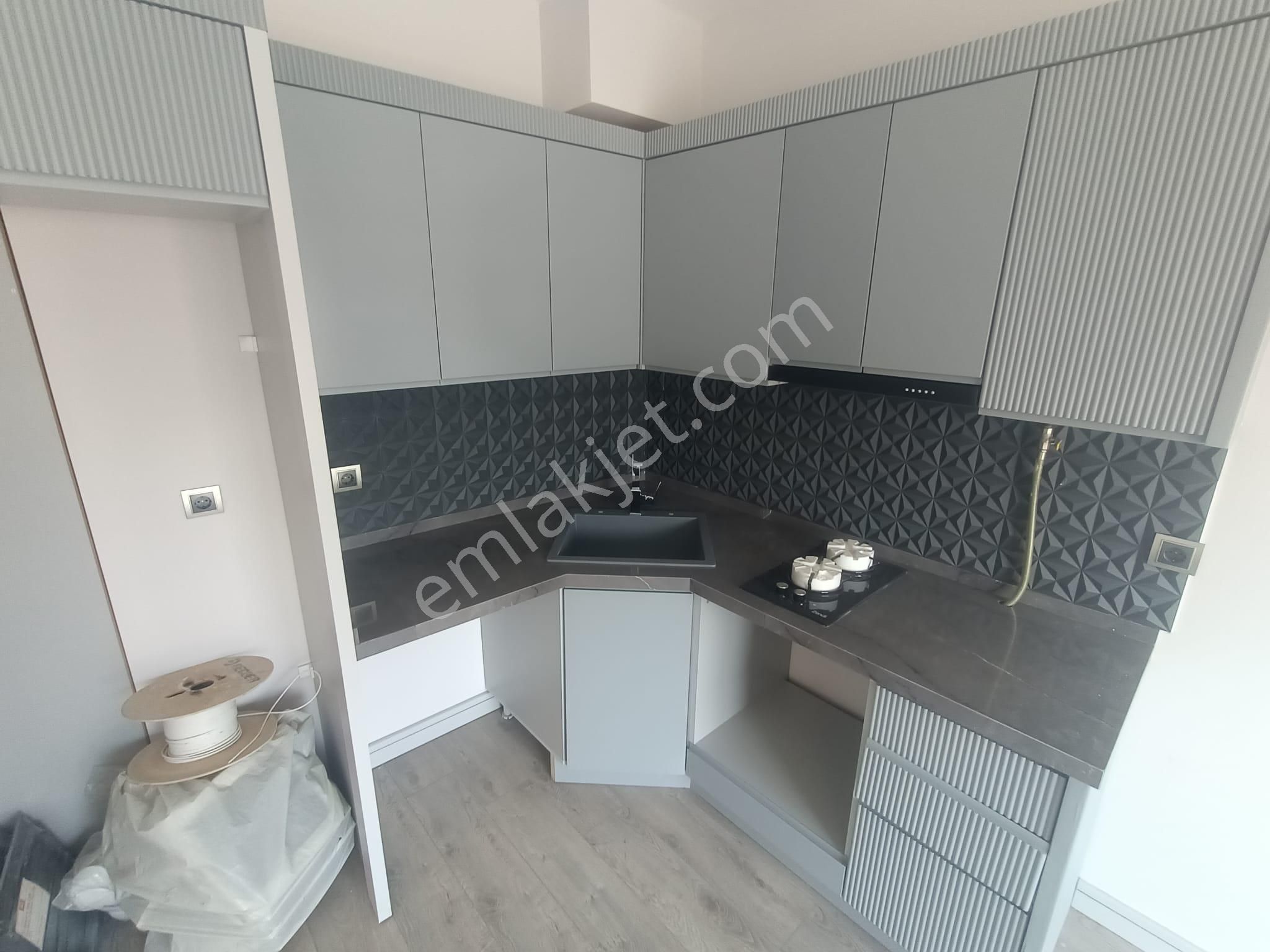 İzban Durağı Cepheli Binada 2+1 Açık Mutfaklı Sıfır Ara Kat - Görsel 6