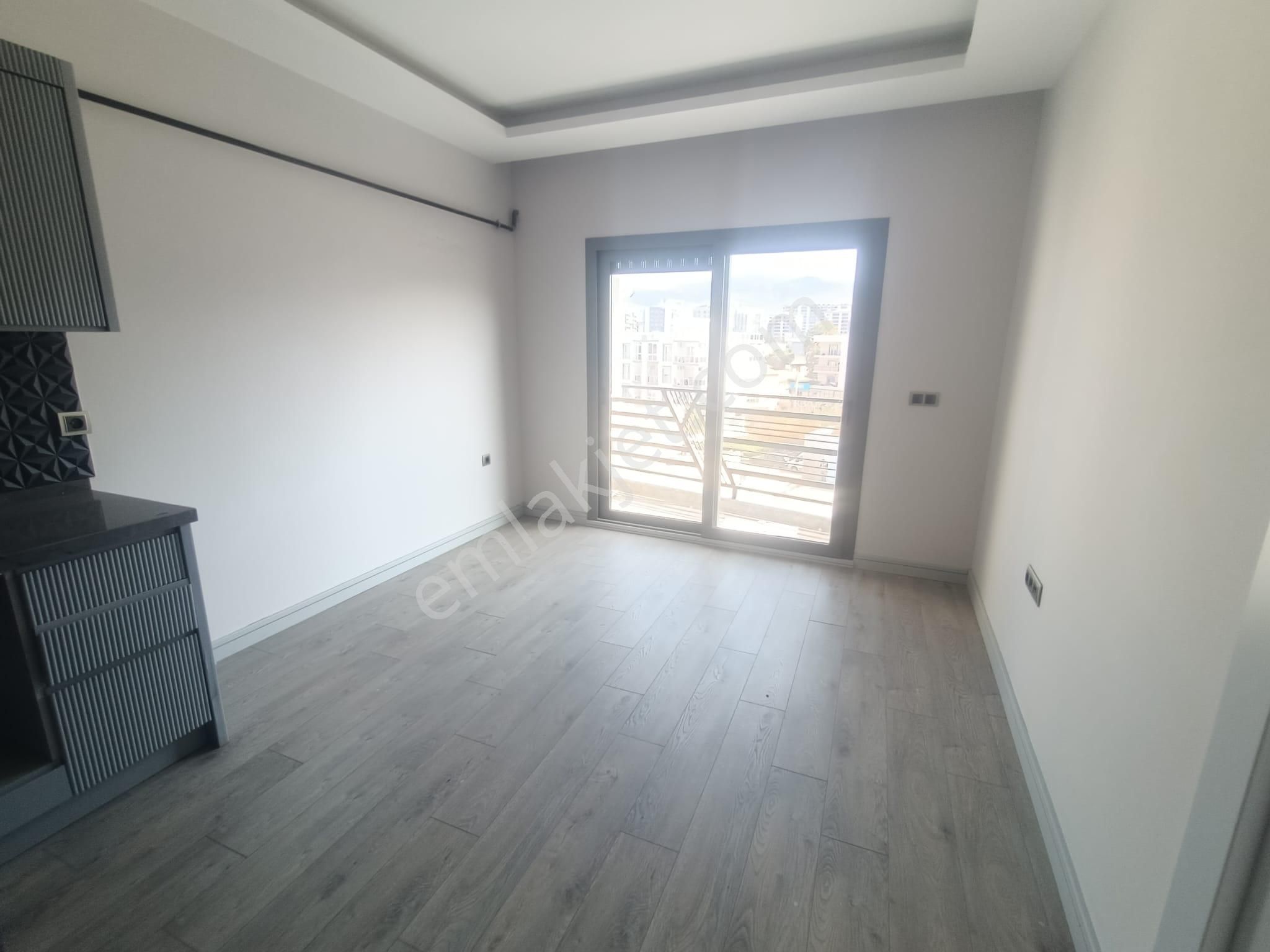İzban Durağı Cepheli Binada 2+1 Açık Mutfaklı Sıfır Ara Kat - Görsel 13