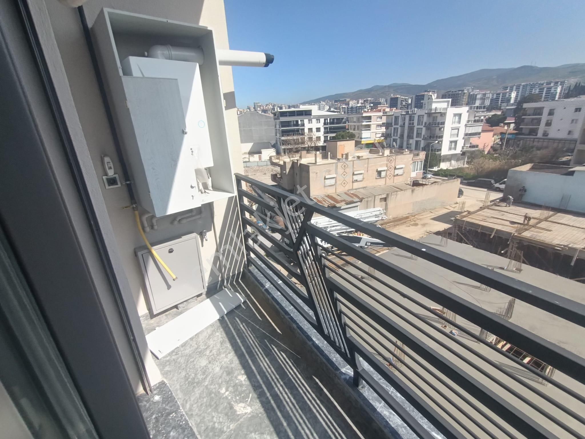 İzban Durağı Cepheli Binada 2+1 Açık Mutfaklı Sıfır Ara Kat - Görsel 14