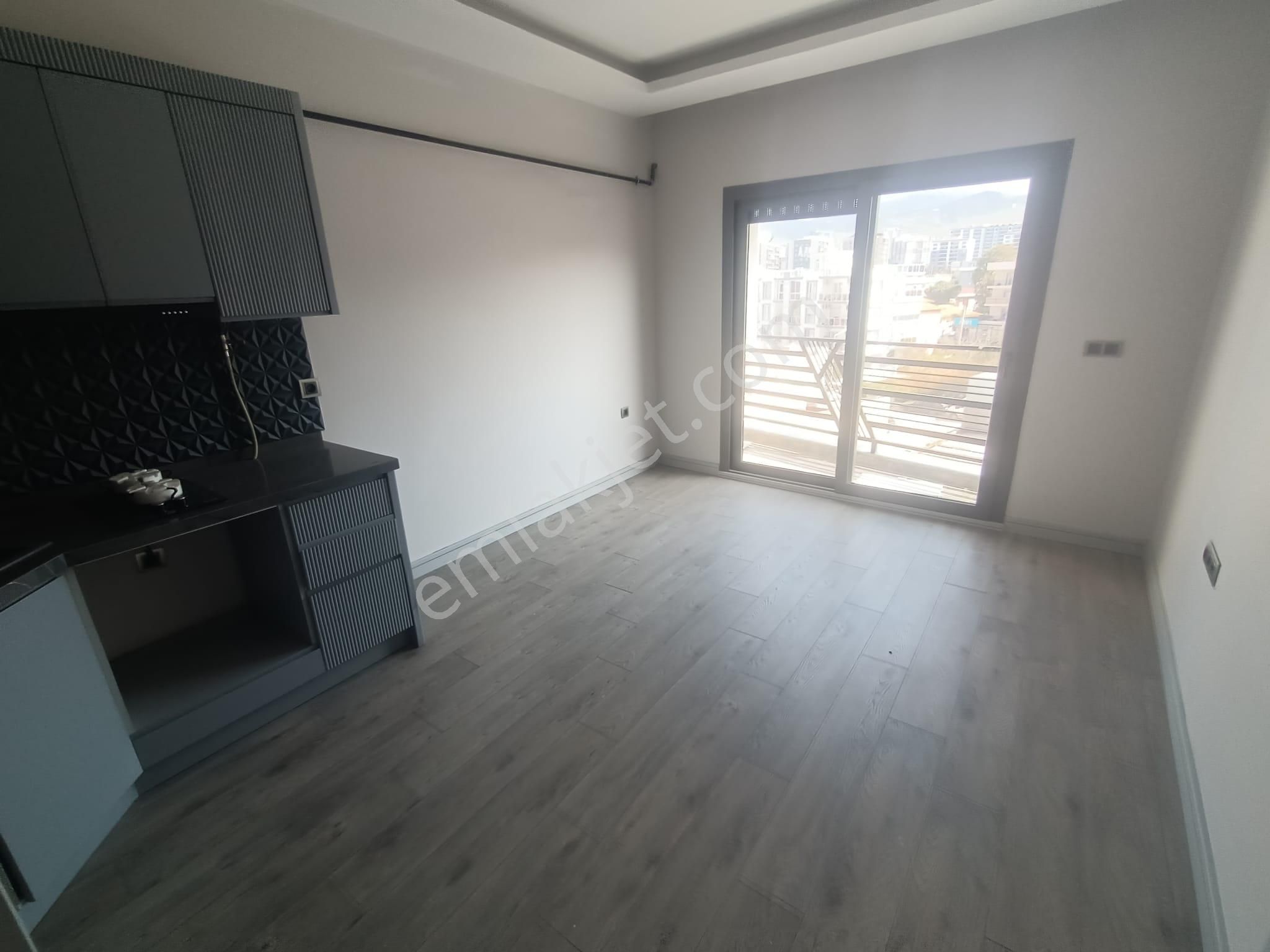 İzban Durağı Cepheli Binada 2+1 Açık Mutfaklı Sıfır Ara Kat - Görsel 8