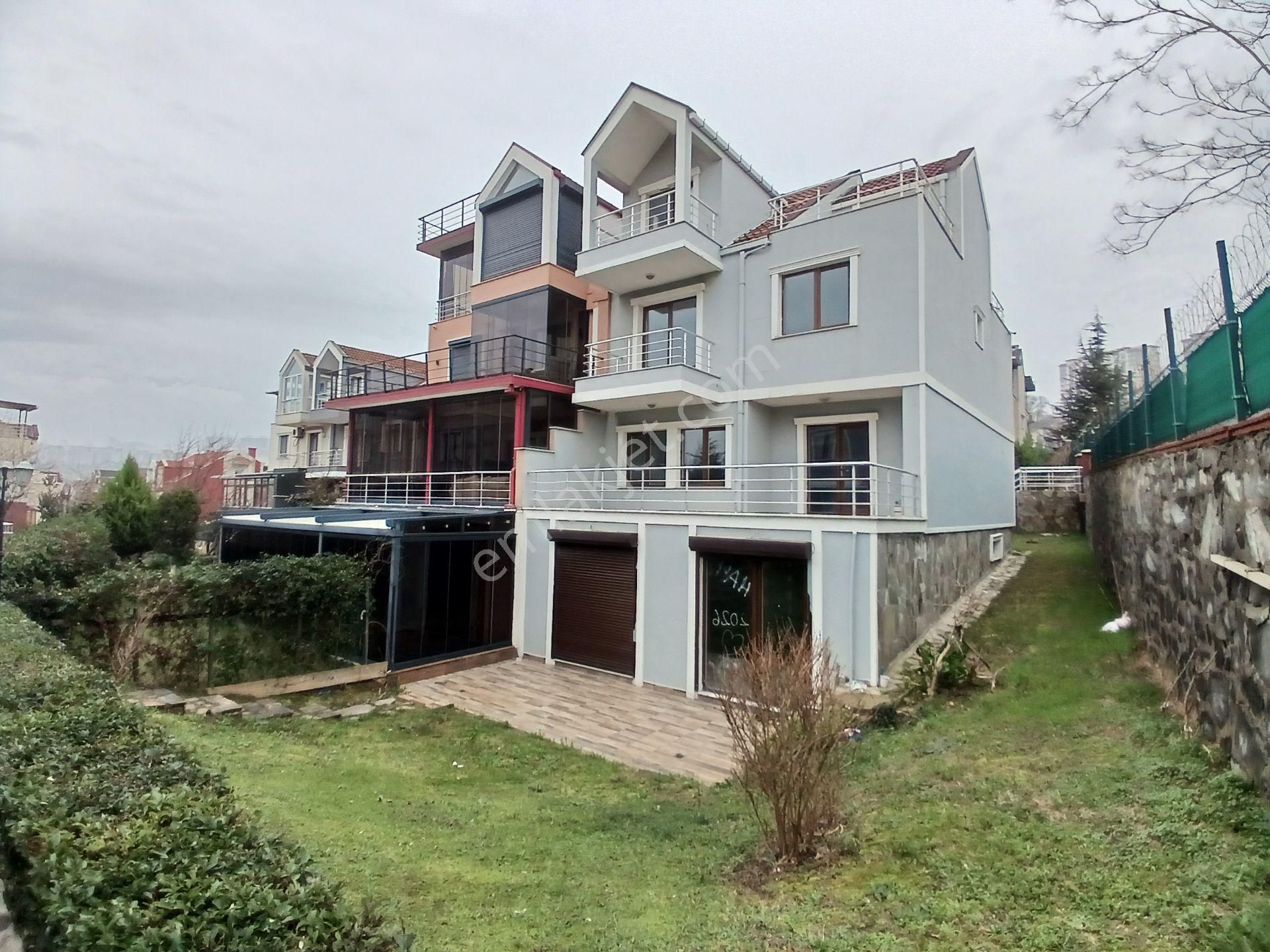 Polat Emlak..büyük Bahçeli..manzaralı..lüx Villa