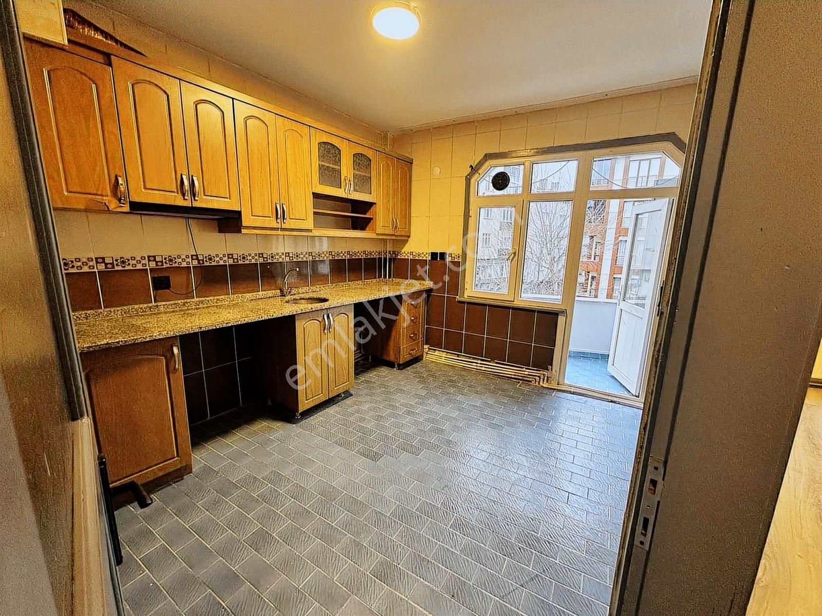 S.gazi/gazi Mah. De Tamamen Yenilenmiş Ara Kat 2+1 Daire - Görsel 13