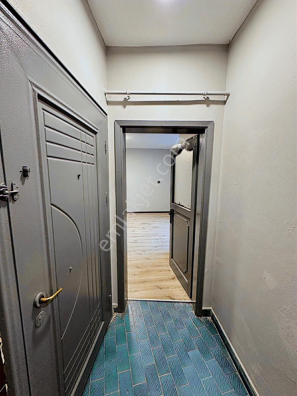 S.gazi/gazi Mah. De Tamamen Yenilenmiş Ara Kat 2+1 Daire - Görsel 5