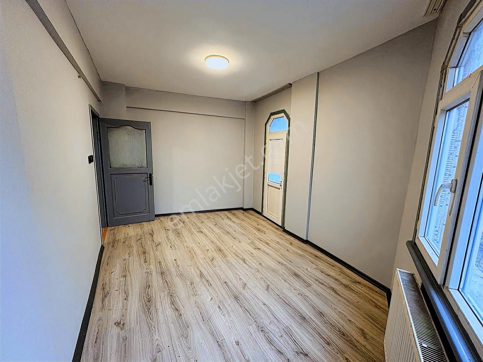 S.gazi/gazi Mah. De Tamamen Yenilenmiş Ara Kat 2+1 Daire - Görsel 17