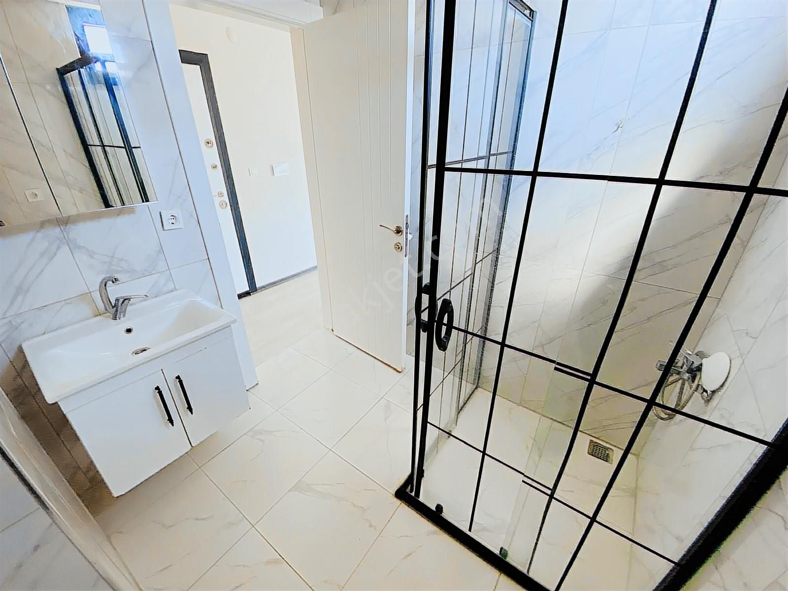 Yeniçiftlikte Bulvar Caddesinde Denize Yakın Yazlık Kışlık Daire - Görsel 18