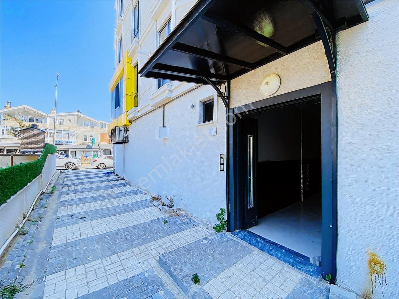 Yeniçiftlikte Bulvar Caddesinde Denize Yakın Yazlık Kışlık Daire - Görsel 2