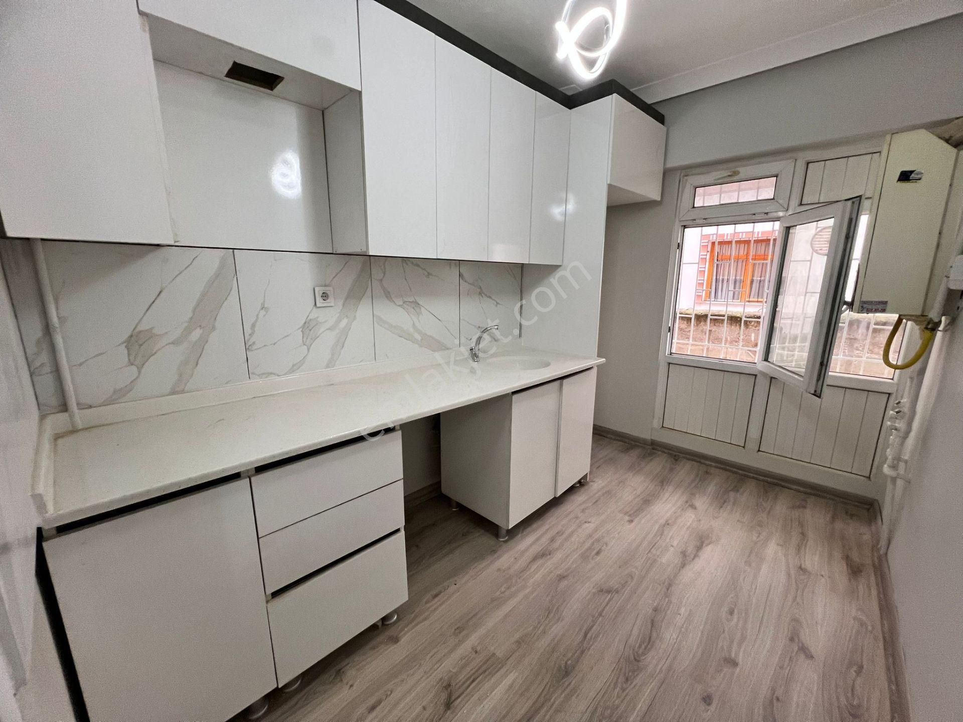 Sincan Mareşalda 3+1 Yapılı Caddeye Trene Ulaşıma Yakın Yüksek Giriş Daire