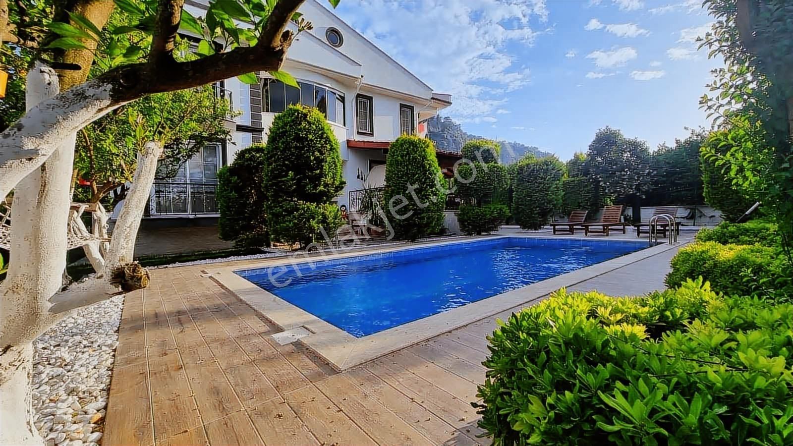 Okçular Mh 3000 M2 Arsa İçerisinde Satılık 4+1 Havuzlu Villa