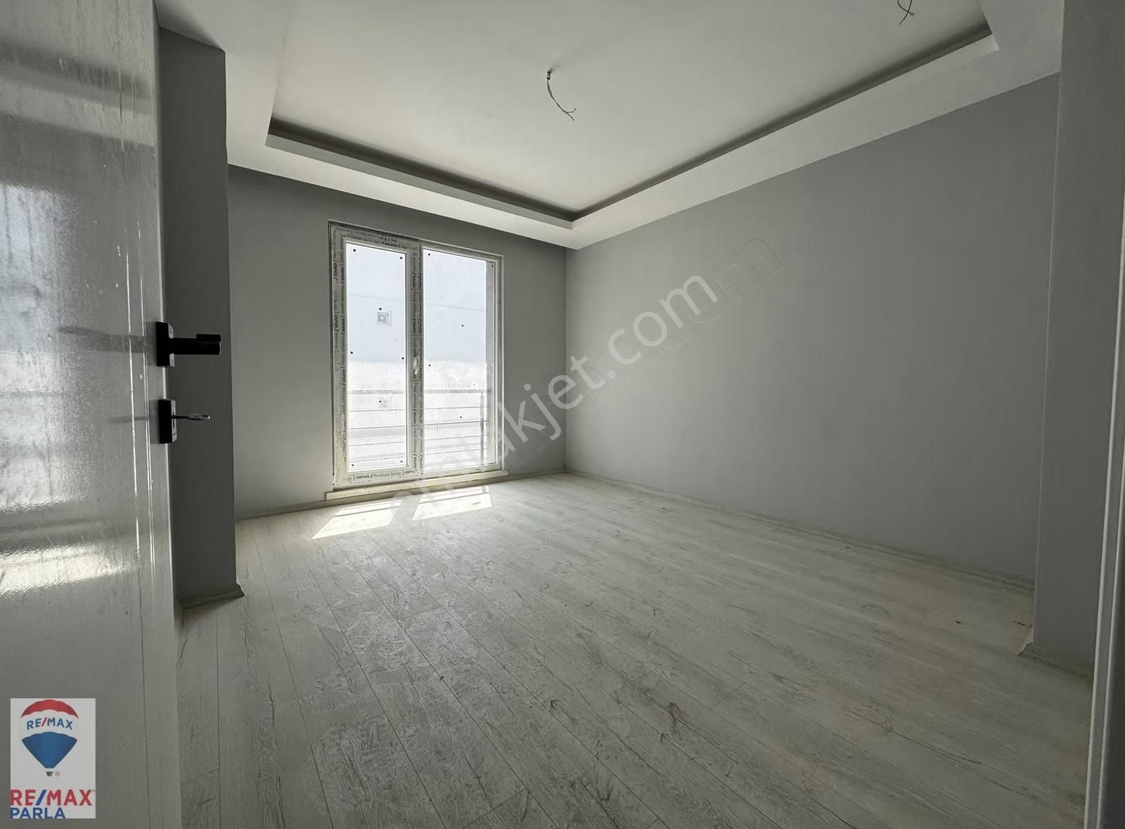 Körfez'de Salon Mutfak Ayrı Oldukça Geniş 1+1! / Remax Gökhan - Görsel 7