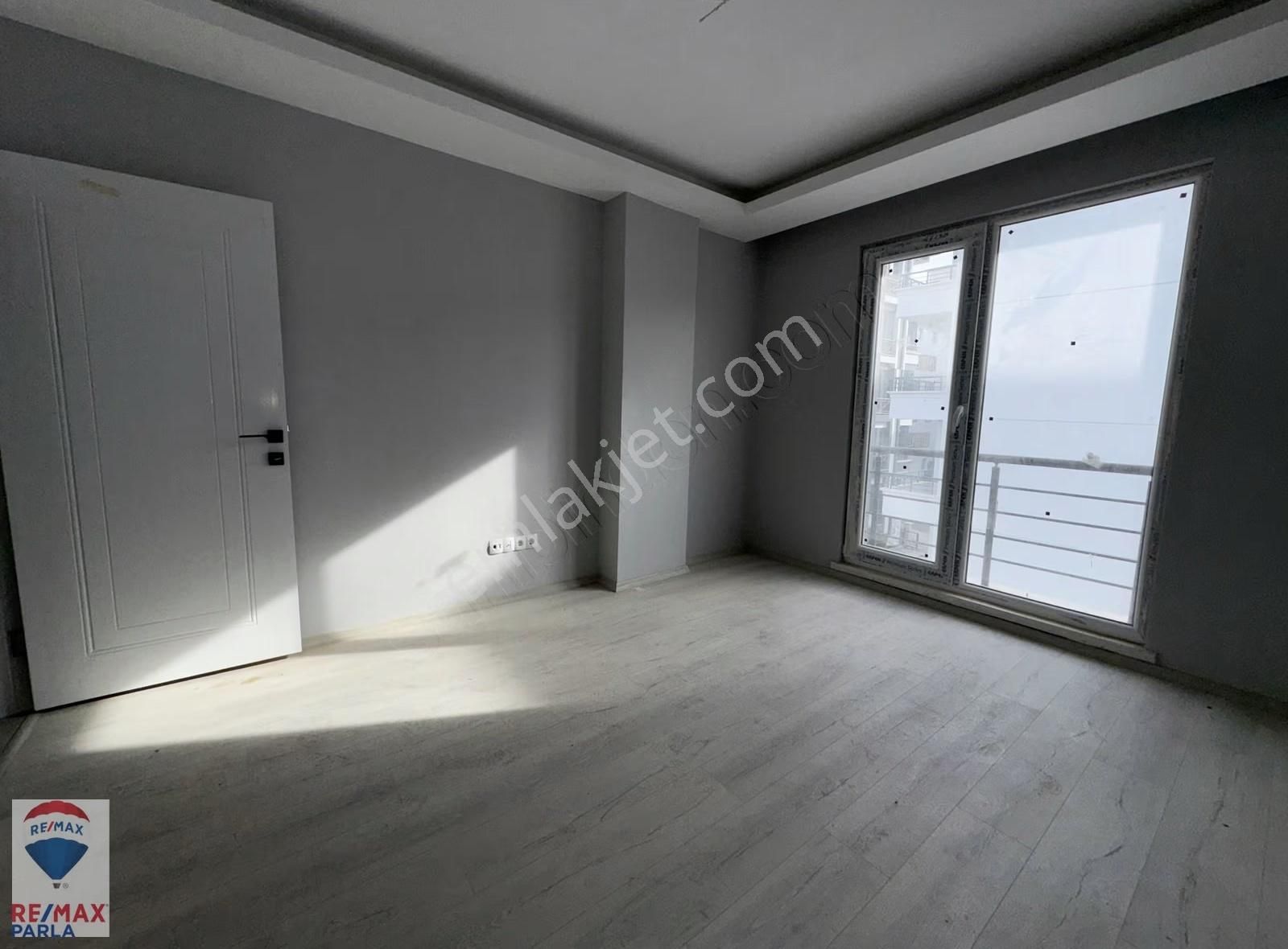 Körfez'de Salon Mutfak Ayrı Oldukça Geniş 1+1! / Remax Gökhan - Görsel 6