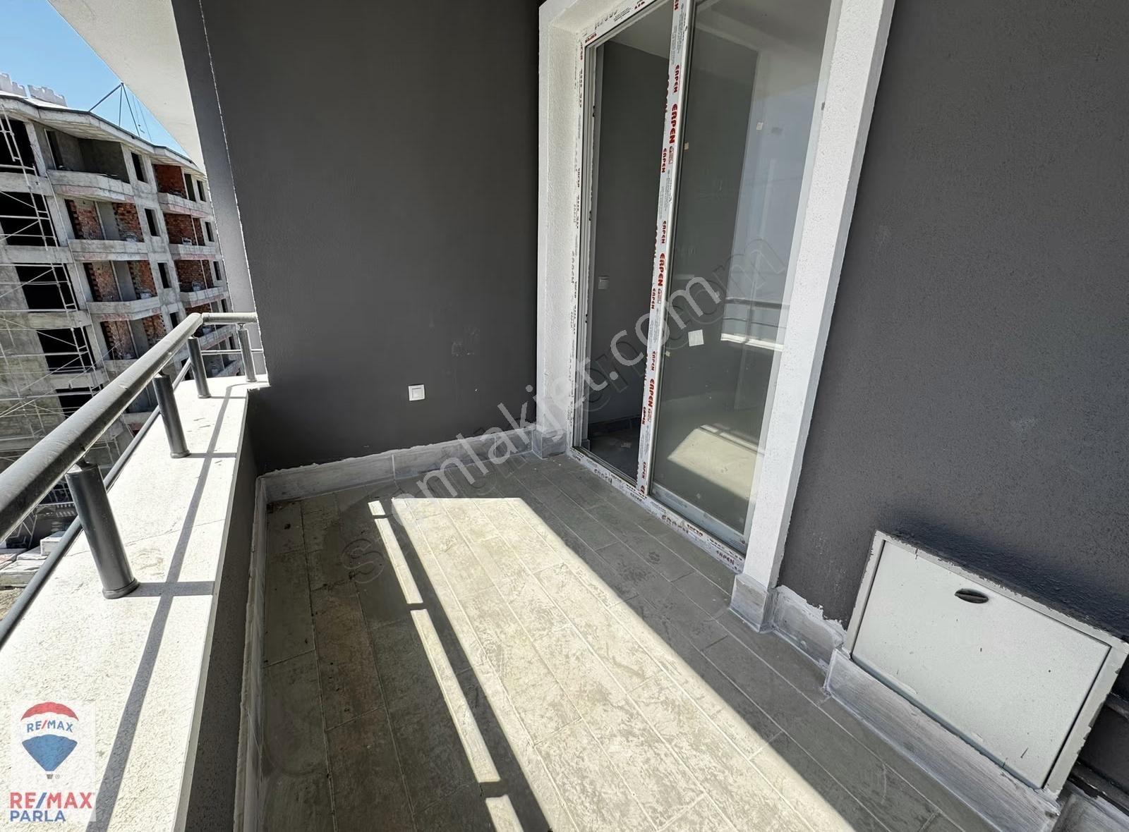 Körfez'de Salon Mutfak Ayrı Oldukça Geniş 1+1! / Remax Gökhan - Görsel 19