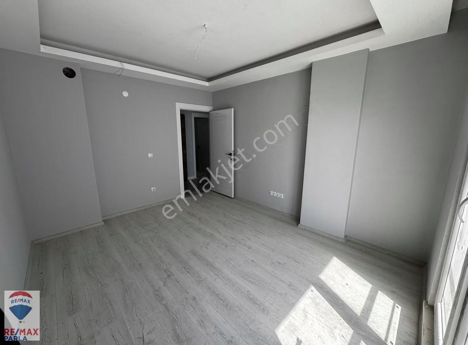 Körfez'de Salon Mutfak Ayrı Oldukça Geniş 1+1! / Remax Gökhan - Görsel 12