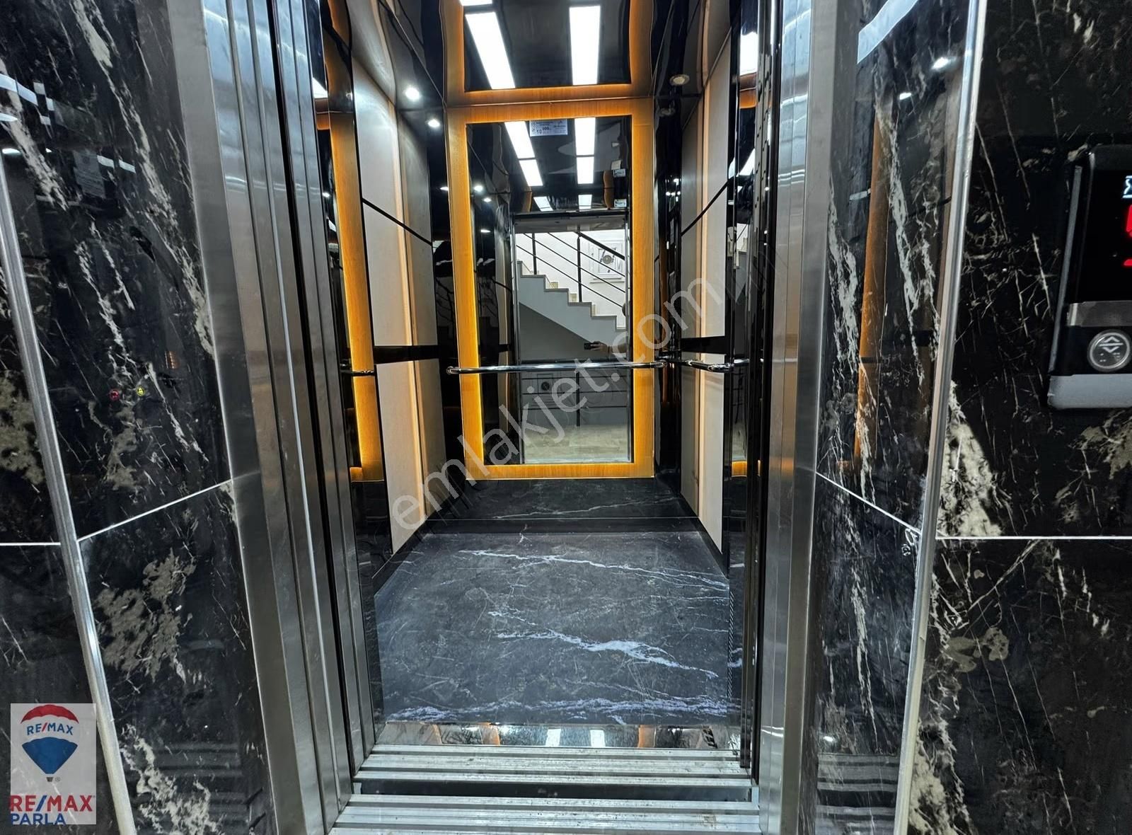 Körfez'de Salon Mutfak Ayrı Oldukça Geniş 1+1! / Remax Gökhan - Görsel 29