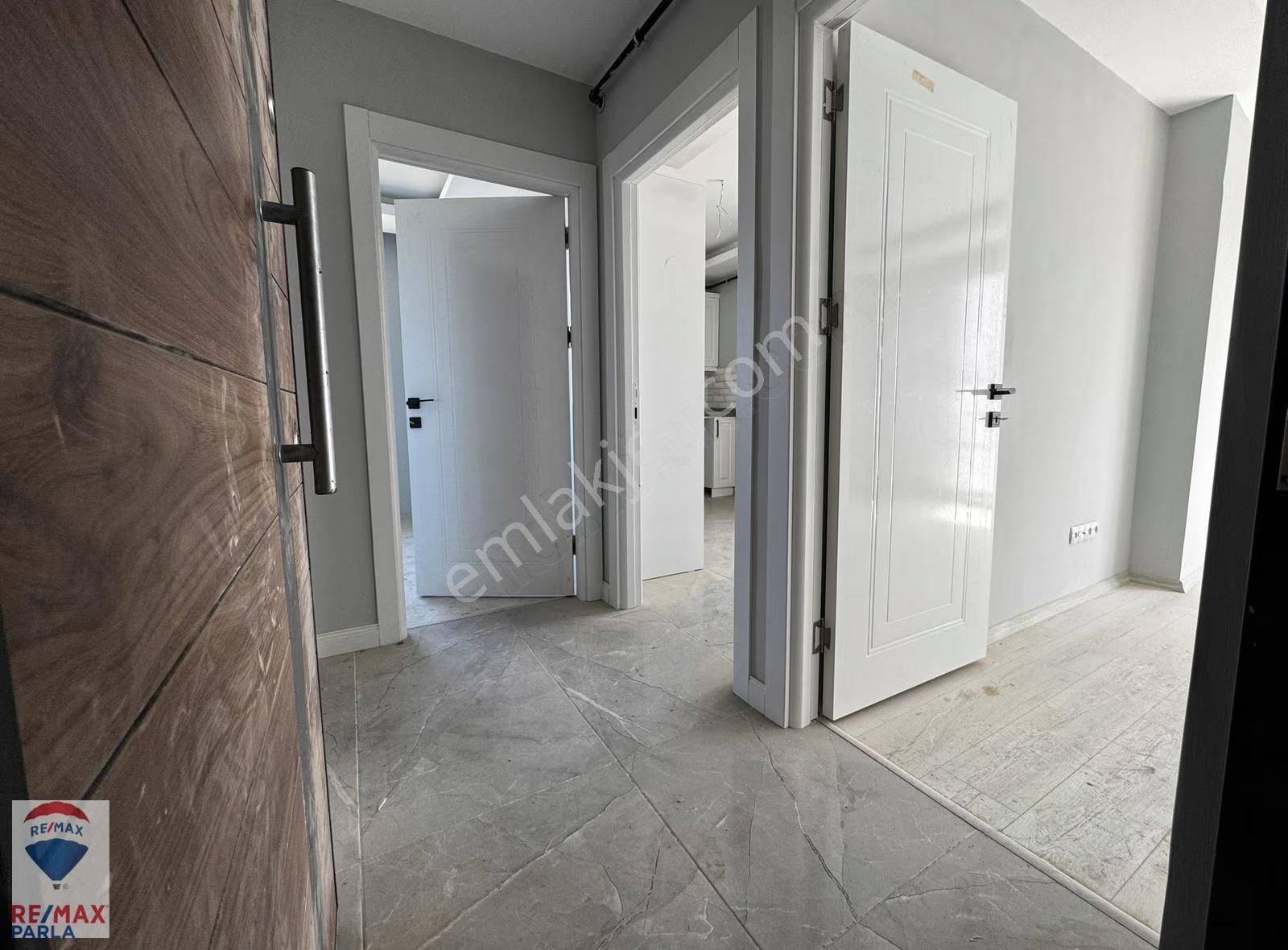 Körfez'de Salon Mutfak Ayrı Oldukça Geniş 1+1! / Remax Gökhan - Görsel 31