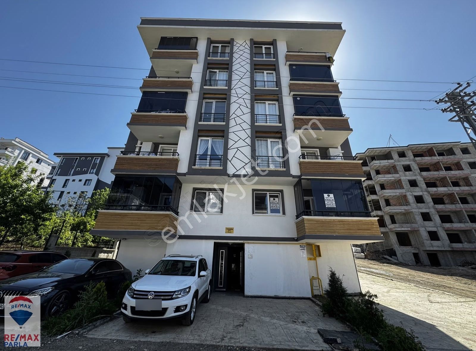 Körfez'de Salon Mutfak Ayrı Oldukça Geniş 1+1! / Remax Gökhan